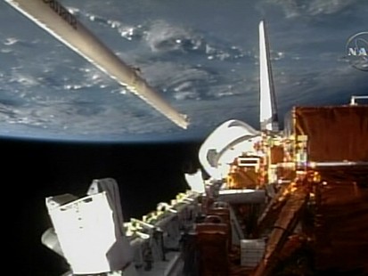 VIDEO: Astronauts Find 21-Inch Scratch on Shuttle
