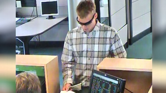 VIDEO: FBI dubbed robber the "I-55 Bandit," hit up 10 banks in last three months.