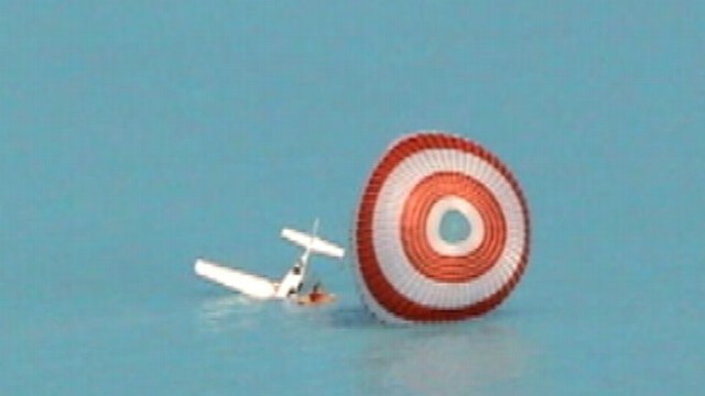 VIDEO: Father and daughter are rescued after their plane loses power, crashes into sea.