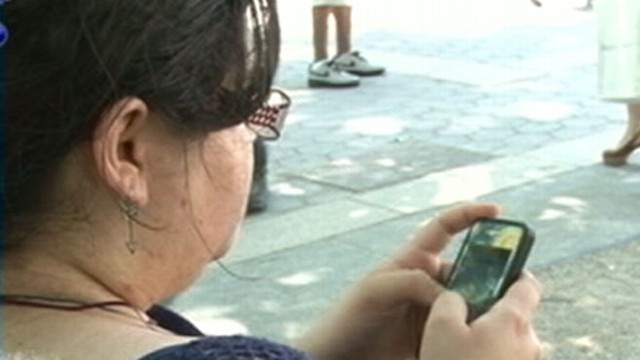 VIDEO: Find out what has Super Bowl fans dropping their cell phones