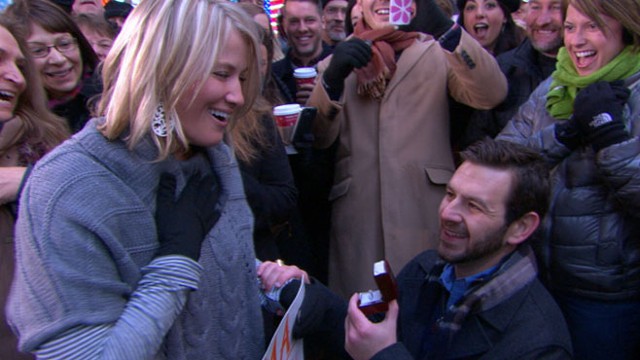 VIDEO: "Good Morning America" fans watch as a young couple gets engaged.