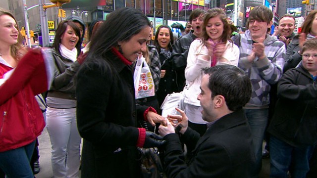 VIDEO: Onlookers cheer as one "GMA" fan says yes to anothers wedding proposal.