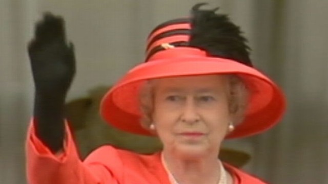 VIDEO: U.K.s monarch says she will renew her dedication of service to her country.