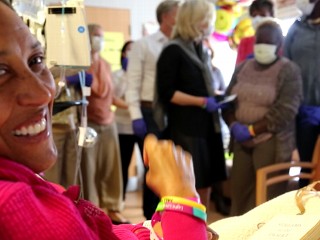 Watch: Robin Roberts Surrounded by Loved Ones After Treatment