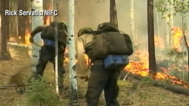 VIDEO: Firefighters hope to contain fire before it reaches New Mexican town of Luna.