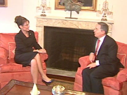 A picture of Sarah Palin meeting with Alvaro Uribe.
