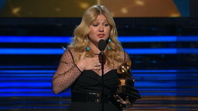 VIDEO: Kelly Clarkson's embrace with Miranda Lambert led to a lock of outfits at the Grammy Awards.