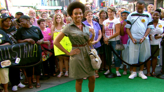 PHOTO: Tracey Lomrantz from Glamour magazine talks this summer's hottest trend; the shirt dress, with Robin Roberts on 'Good Morning America.'