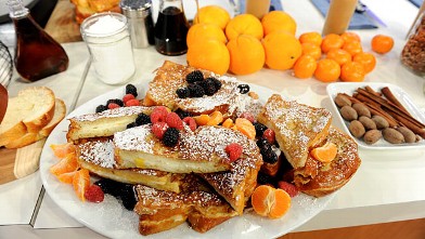 PHOTO: Chef Emeril Lagasse cooks up mascarpone and marmalade stuffed French toast.