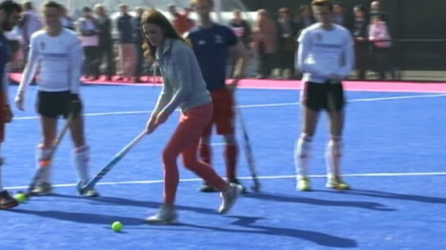 VIDEO: Kate Middleton visits with British Olympic womens field hockey team.