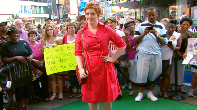 PHOTO: Tracey Lomrantz from Glamour magazine talks this summer's hottest trend; the shirt dress, with Robin Roberts on 'Good Morning America.'