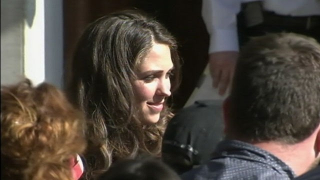VIDEO: A fake William and Kate draw crowd at London hospital where Middleton is expected to give birth.