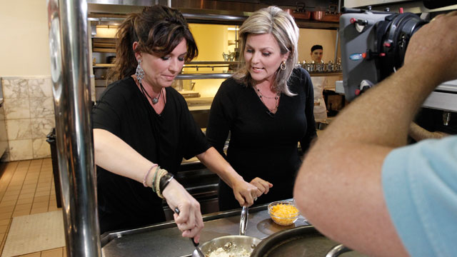 PHOTO: Country-pop singer Shania Twain, a vegetarian, shares her recipe for tofu scramble during an interview with ?Nightline? anchor Cynthia McFadden.