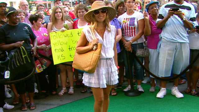 PHOTO: Tracey Lomrantz from Glamour magazine talks this summer's hottest trend; the shirt dress, with Robin Roberts on 'Good Morning America.'