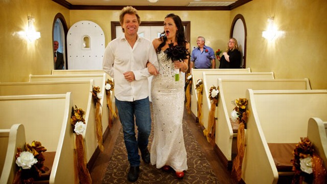 VIDEO: Australian bride?s dream came true when the rocker showed up at her Las Vegas wedding.