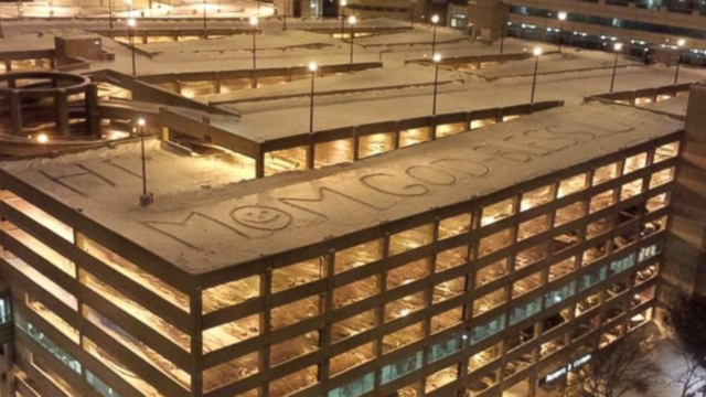 VIDEO: One familys "HI MOM" message was seen by patients and staff at a Chicago hospital.