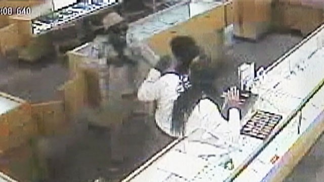 VIDEO: A pair of armed robbers made off with $500,000 worth of jewelry from a store in Georgia.