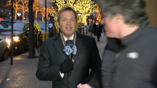 VIDEO: Man concentrating on his mobile phone interrupts WABC-TV meteorologist Lee Goldberg.