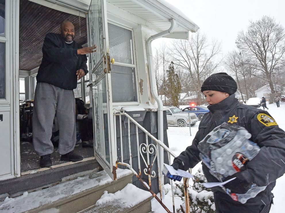 PHOTO: Michigan State Police and Genesee County Sheriffs Deputies bring residents water filters and bottled water on Jan 12, 2016.