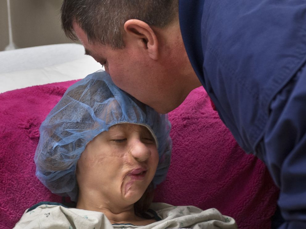 PHOTO: Charlotte Ponce gets a kiss from her dad, Tim Ponce, before surgery at Beaumont Childrens Hospital in Royal Oak, Mich., April 15, 2014.