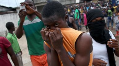 PHOTO: A mob overruns an Ebola isolation center in the West Point slum on August 16, 2014 in Monrovia, Liberia. 