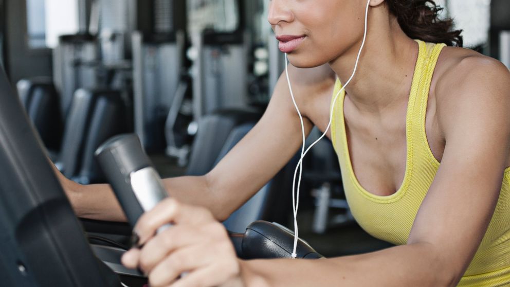 PHOTO: A woman listens to music as she exercieses at the gym.