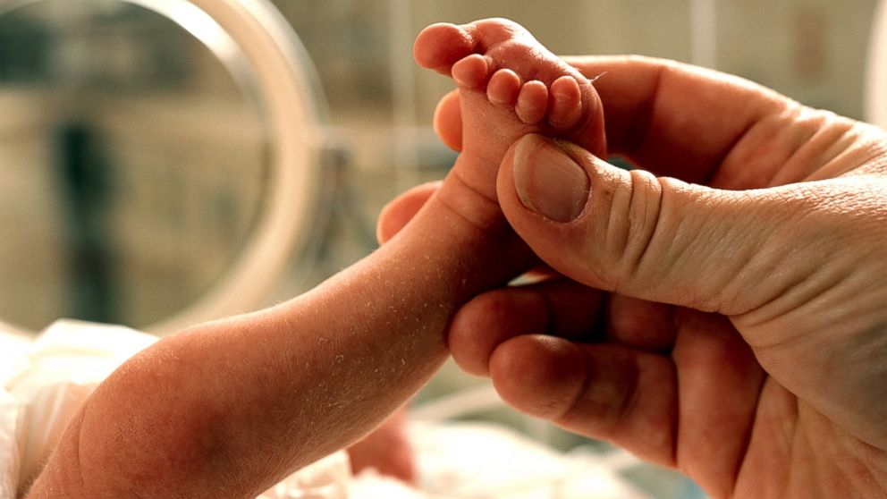 PHOTO: A 9-year-old Chicago girl helped delivery her mothers baby at their home, Jan. 1, 2014.
