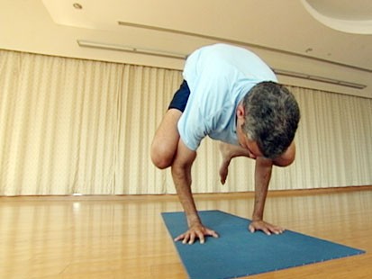 PHOTO: Dr. Richard Besser does the crow yoga pose to prove you don?t have to be flexible to do yoga.
