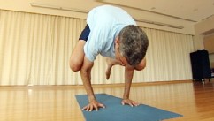 PHOTO: Dr. Richard Besser does the crow yoga pose to prove you don?t have to be flexible to do yoga.