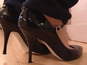 VIDEO: Hazards of high heels