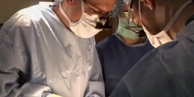 PHOTO: Doctors perform a kidney transplant.