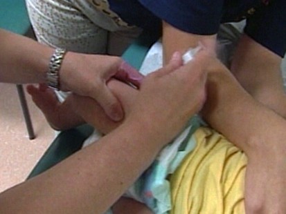 VIDEO: Child receiving vaccine shot