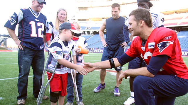 PHOTO: Tom Brady shakes Caleb Seymours hand