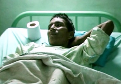 VIDEO: Doctors in Peru remove coins and nails from Requelme Abanto's stomach.