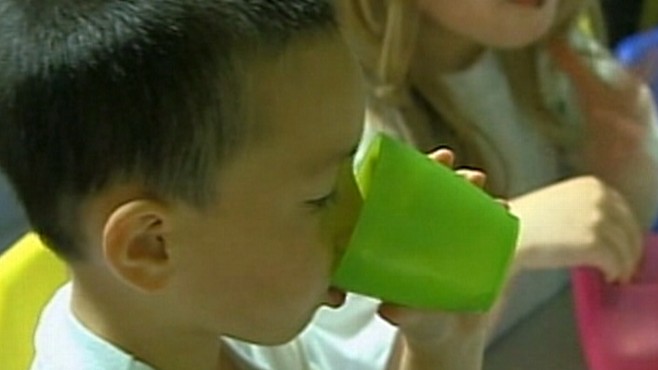 Video: Proposal to ban childrens drink with artificial sweeteners at day-care centers.