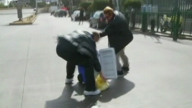 VIDEO: Organ for transplant falls out of cooler in rush to Mexico City hospital.