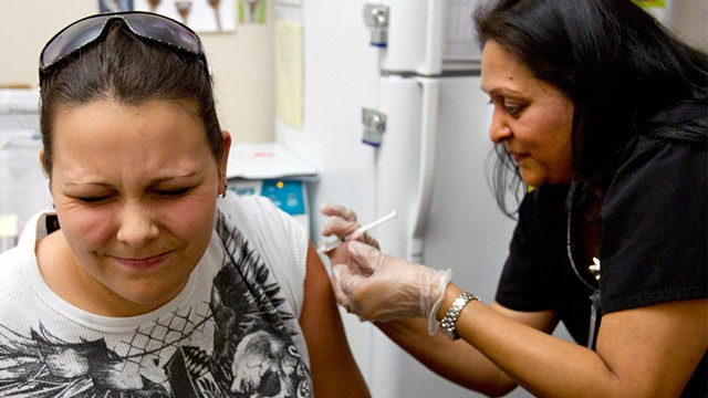 PHOTO: Woman getting flu shot