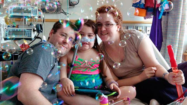 PHOTO: Sarah Murnaghan, center, celebrates the 100th day of her stay in Childrens Hospital of Philadelphia with her father, Fran, left, and mother, Janet, in this May 30, 2013 photo.