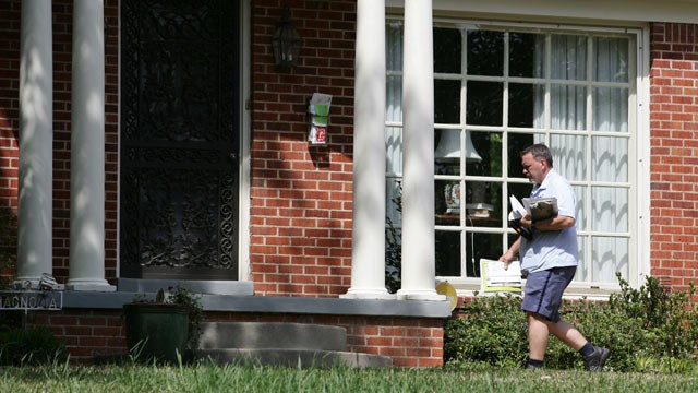 PHOTO: A U.S. Postal Service worker delivers mail to the front door of Sen. Roger Wicker's home in Tupelo, Miss., April 17, 2013, to deliver his mail. The FBI says the substance in letters sent to the Senator's home and separately to President Baraack Oba