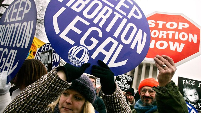 PHOTO: Pro and anti abortion demonstrators