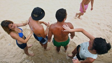 PHOTO: Applying sunscreen