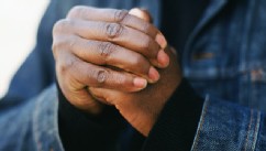 PHOTO: Research has not shown any link between cracking knuckles and the development of arthritis.