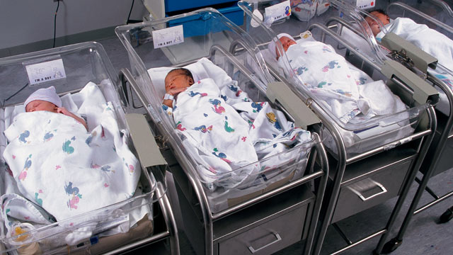 PHOTO: A new study finds nearly one in four first babies are born to unwed couples living together.