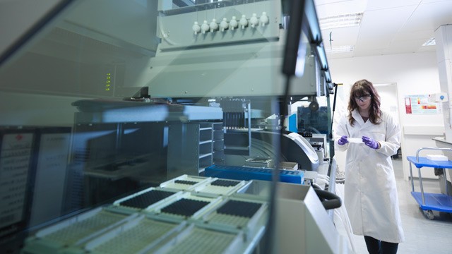 PHOTO: Scientist in lab