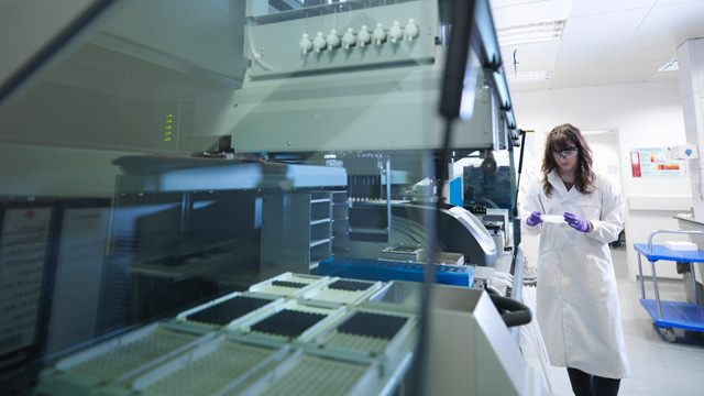 PHOTO: Scientist in lab