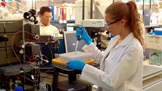 PHOTO: Should people whose genes are being screened be privy to whatever health information researchers learn about during analysis?