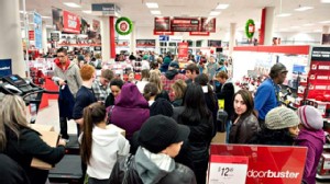 PHOTO: Crowd of shoppers at Great Lakes Mall