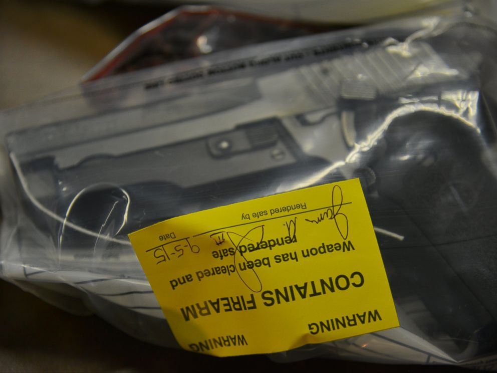 PHOTO: Seized guns are displayed at a press conference about the Washington, D.C.s illegal guns and gun violence, at MPD headquarters, Sept. 8, 2015, in Washington.
