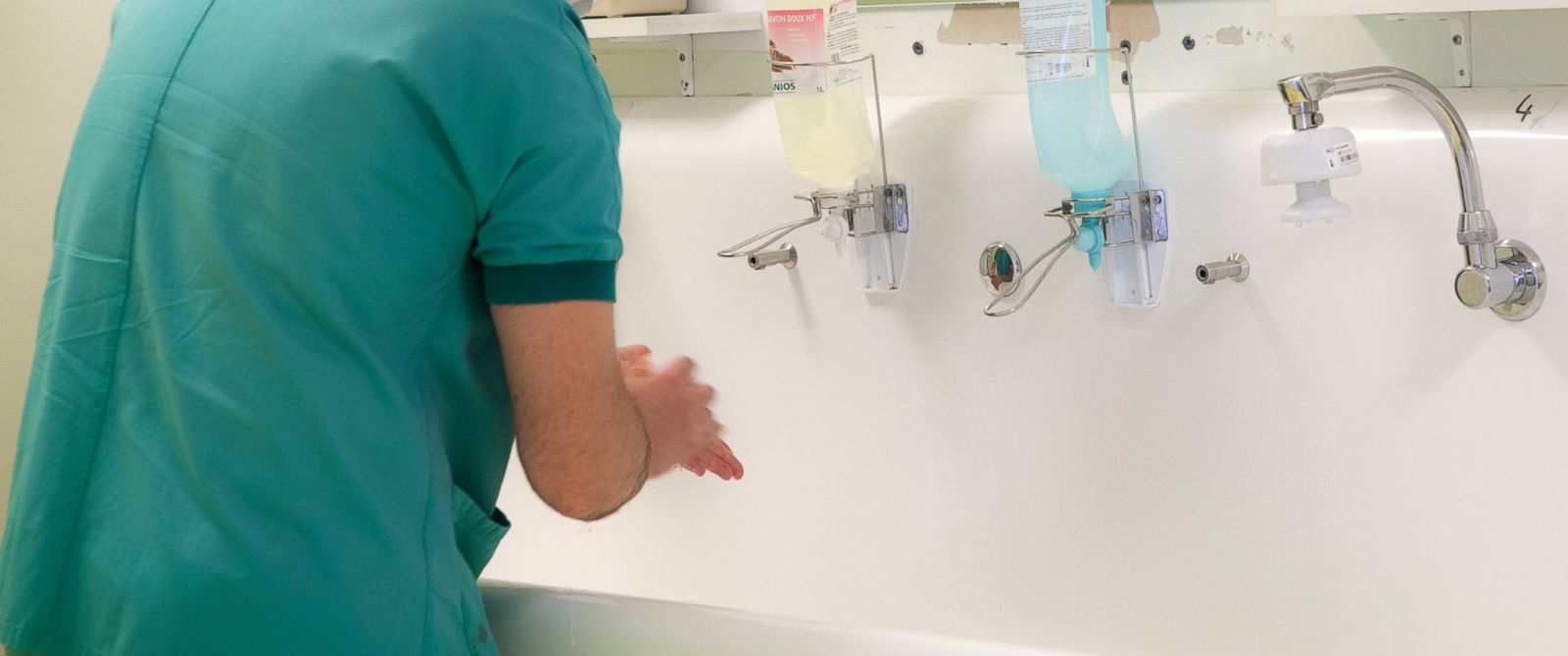 Doctors' Hand Hygiene Plummets Unless They Know They're