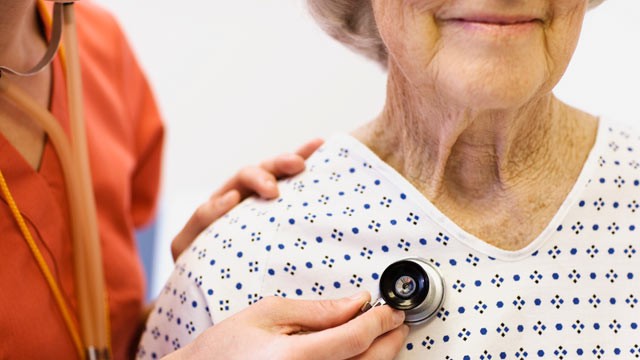 PHOTO: Doctors are bracing for a 28.5 percent cut in Medicare reimbursements that would occur if the country goes over the fiscal cliff.